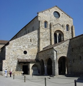 800px-Aquileia_Basilica,_esterno_-_Foto_Giovanni_Dall'Orto